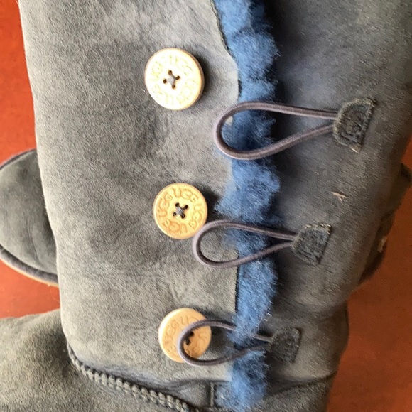 UGG Bailey Suede Button Triplet Big Kid size 4 - Picture 11 of 16